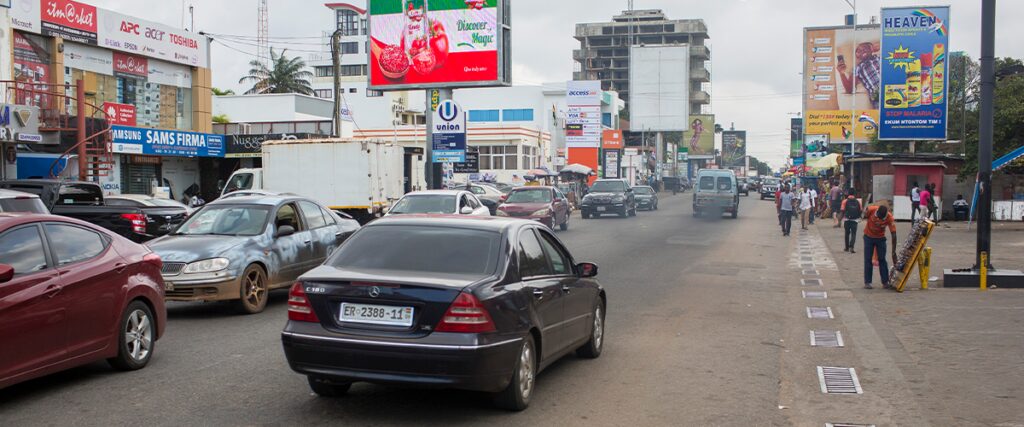 Biltrafik på en gata i Ghanas huvudstad Accra i september 2016. Foto: Thomas Imo/Getty Images