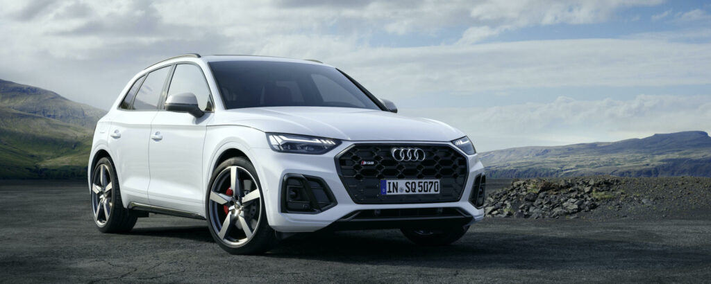 En Audi Q3 SUV parkerad på en grusväg. (AI text)