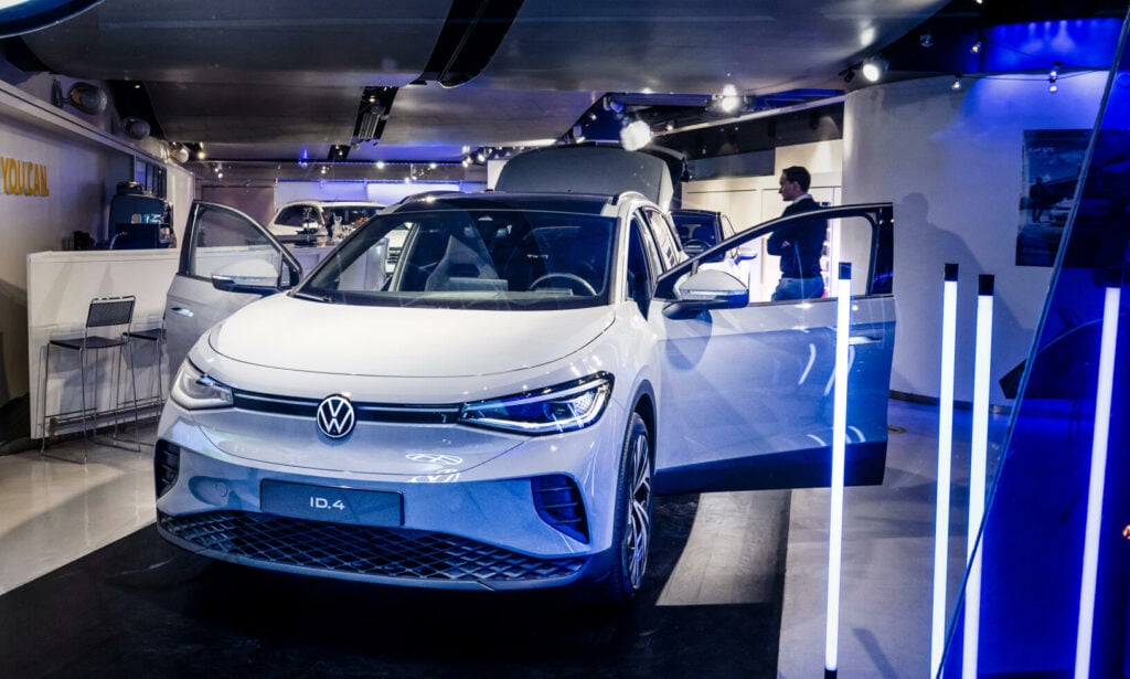 En bil är utställd i en showrum (AI text)