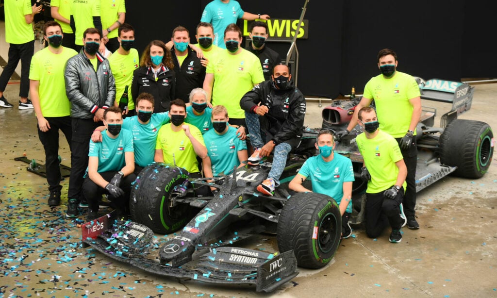 Lewis Hamilton tillsammans med sitt team vid F1-tävlingen i Istanbul. Foto: Clive Mason / Getty Images