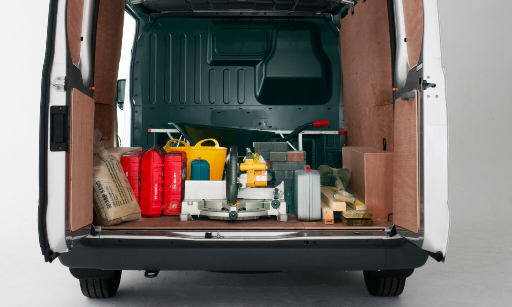 En lastvagn med öppnad bakdörr. (AI text)