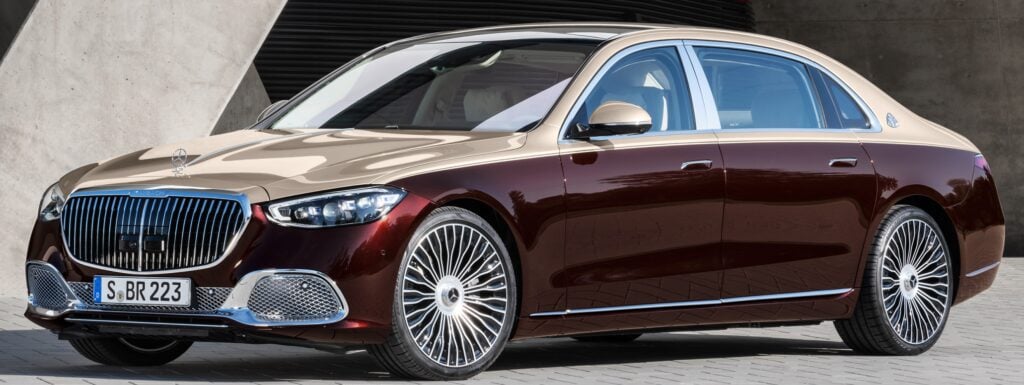 Mercedes-Benz S-klass sedan parkerad framför ett byggnad. (AI text)