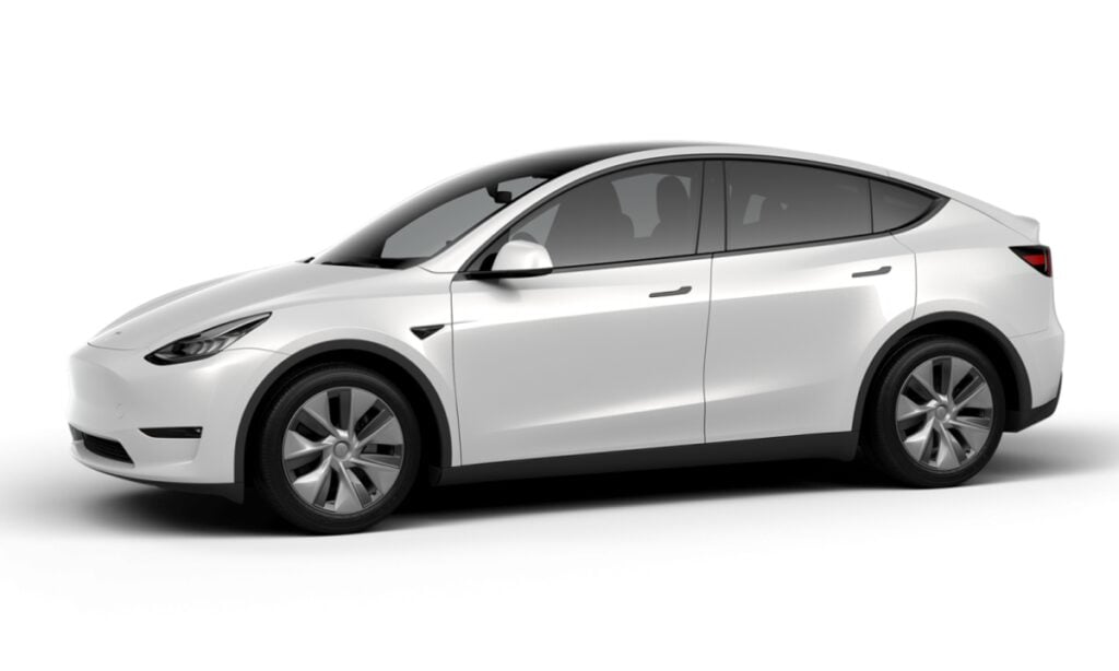 Tesla Model Y på en vit bakgrund (AI text)