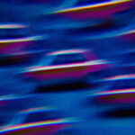 en suddig bild av bilar i en parkeringsplats (AI text)