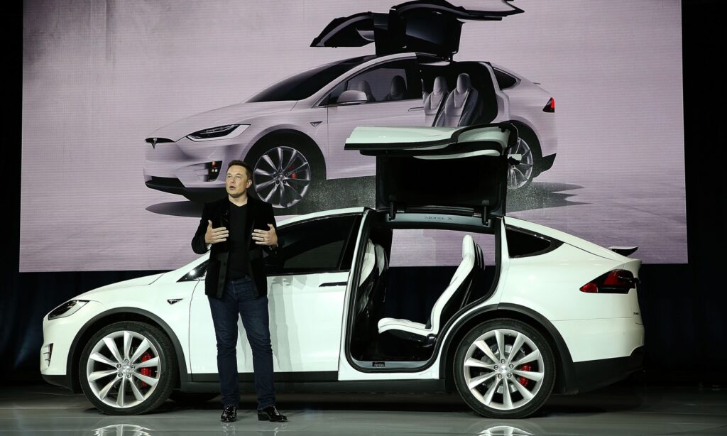 Elon Musk fick nyligen erfara att suven Model X är svårparkerad i europeiska städer. På bild avtäckningen 2015.