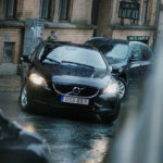 En bil parkerad i en parkeringsplats (AI text)