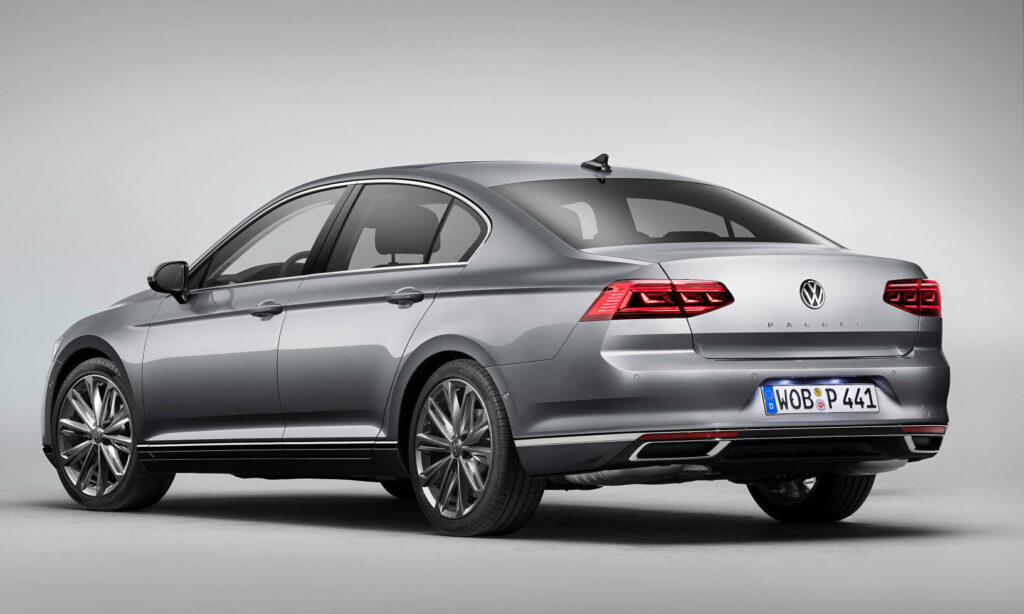 bakre utseendet på en silverfärgad Volkswagen Passat (AI text)