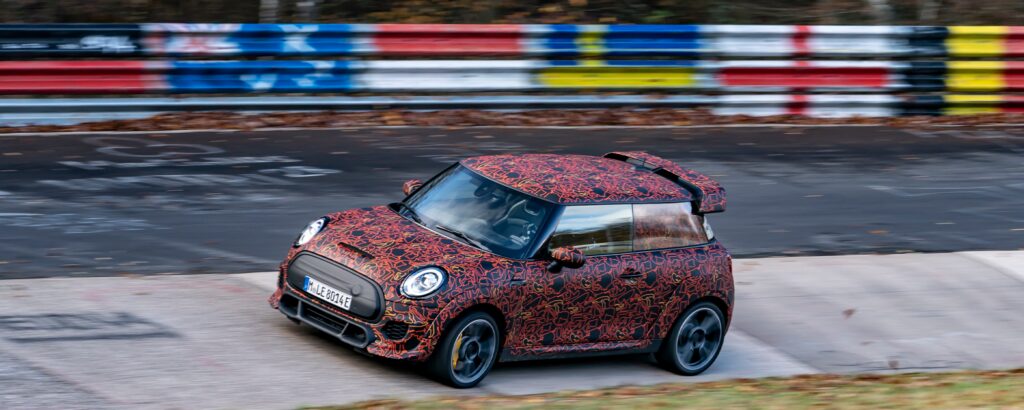 Mini Cooper S spårats köra på en bana (AI text)