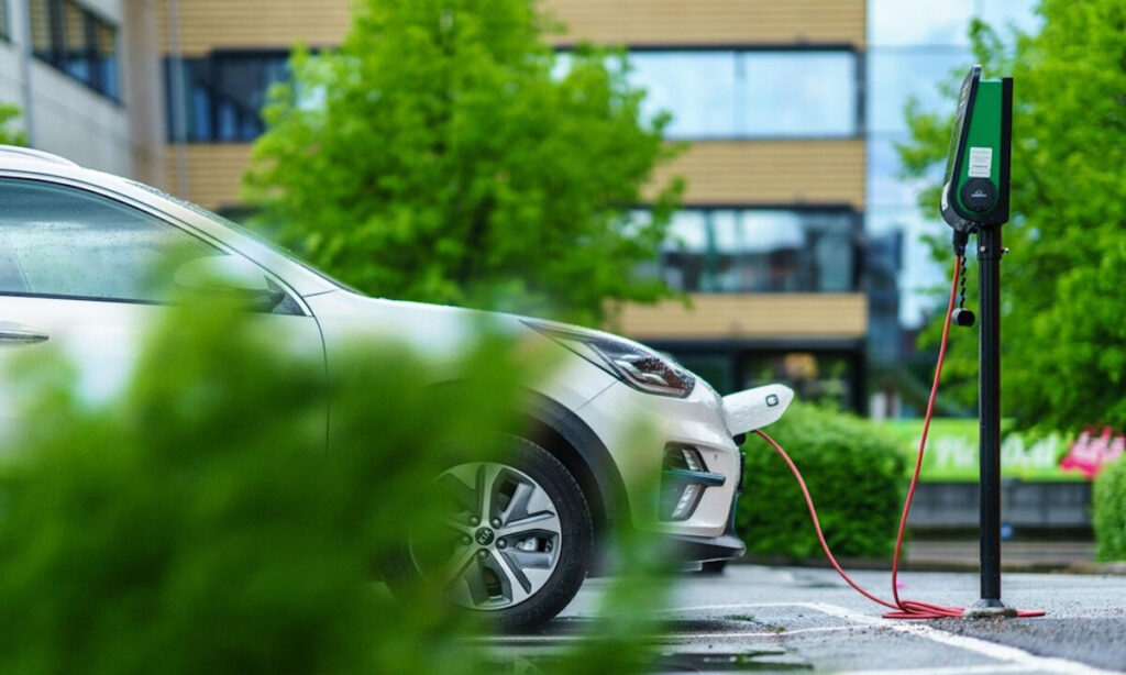 En bil är uppkopplad till en elladdare. (AI text)