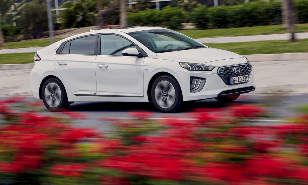 Hyundai Ioniq kör längs vägen. (AI text)