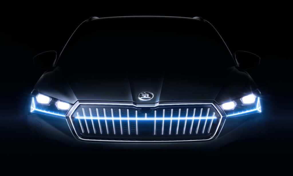 framsidan av en bil med ett ljus på den (AI text)