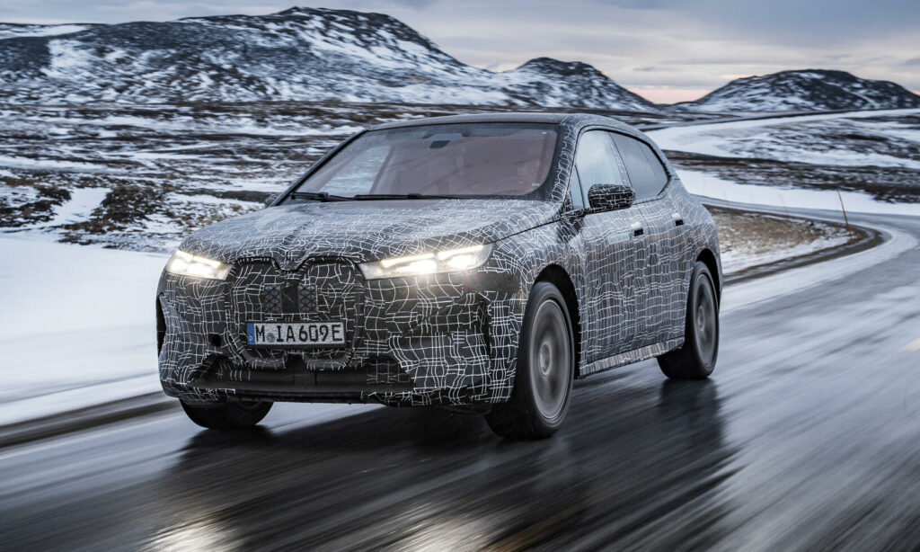 BMW X3 filades medan den körde på en snöig väg. (AI text)