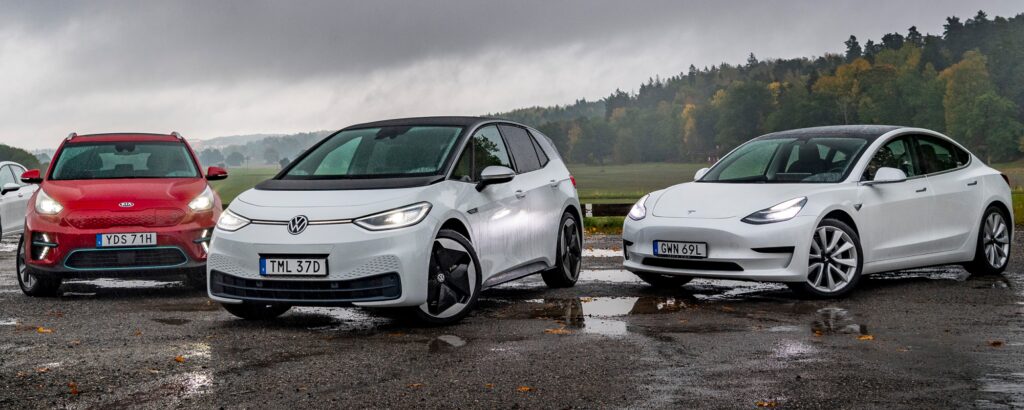 En grupp bilar parkerade i en parkeringsplats (AI text)