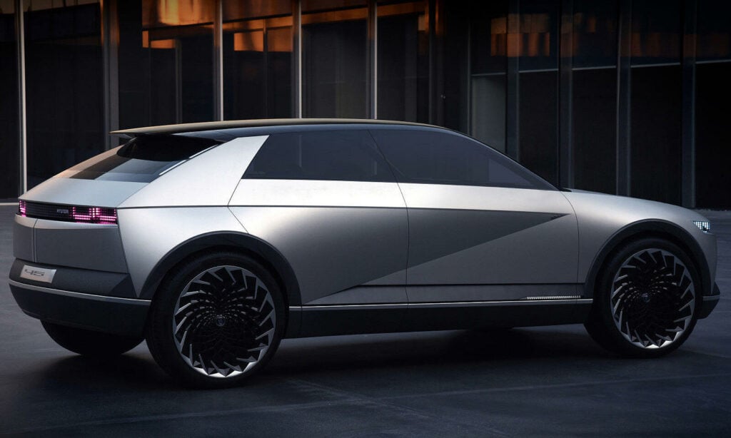 Konceptbilen parkerad framför ett byggnad. (AI text)