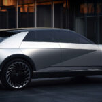 Konceptbilen parkerad framför ett byggnad. (AI text)