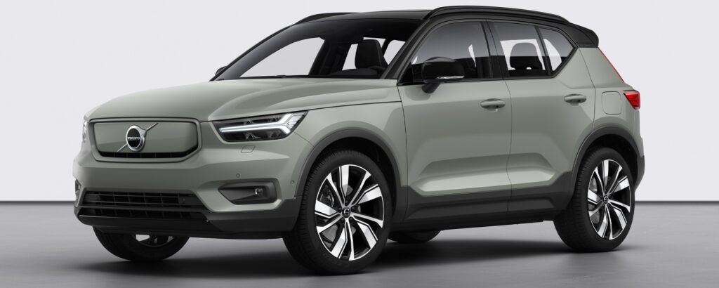 Volvo XC90-terrängbilen visas i en grå färg. (AI text)