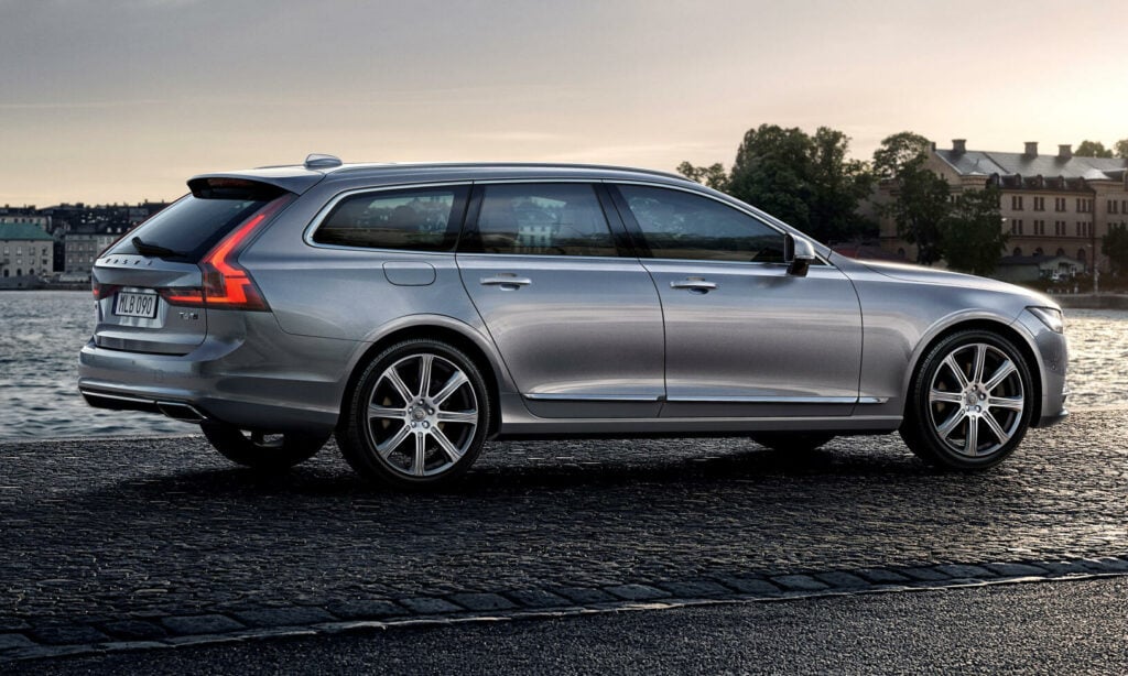 Volvo V90 vagn parkerad på en piers. (AI text)