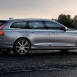 Volvo V90 vagn parkerad på en piers. (AI text)