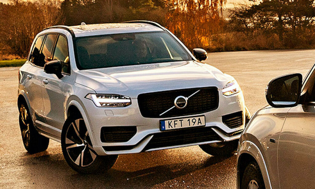 En Volvo XC90 SUV parkerad på en parkeringsplats. (AI text)
