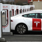 Teslas nya elbil-laddstationer är en stor hit i USA. (AI text)