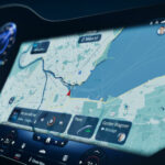 En bil med en instrumentbräda och en GPS-skärm. (AI text)