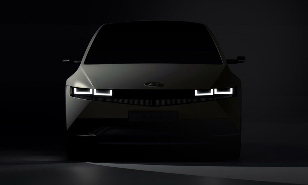 En framtida bil i en mörk rum. (AI text)