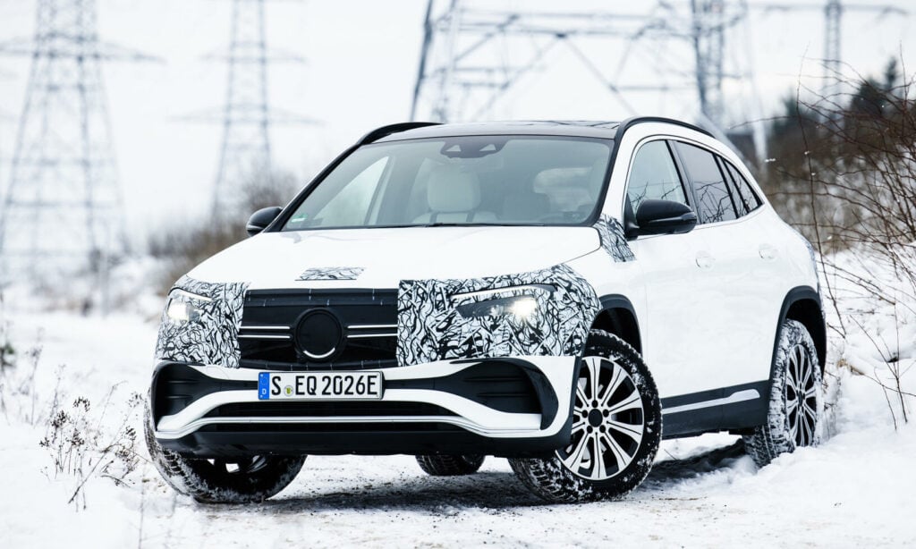 Mercedes-Benz GLE SUV kör genom snön. (AI text)