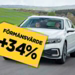 En bil med en skylt som säger '35% rabatt' (AI text)