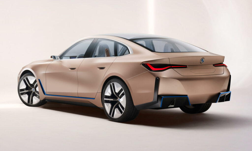 BMW I8-koncepten visas i ett studioscenariot. (AI text)