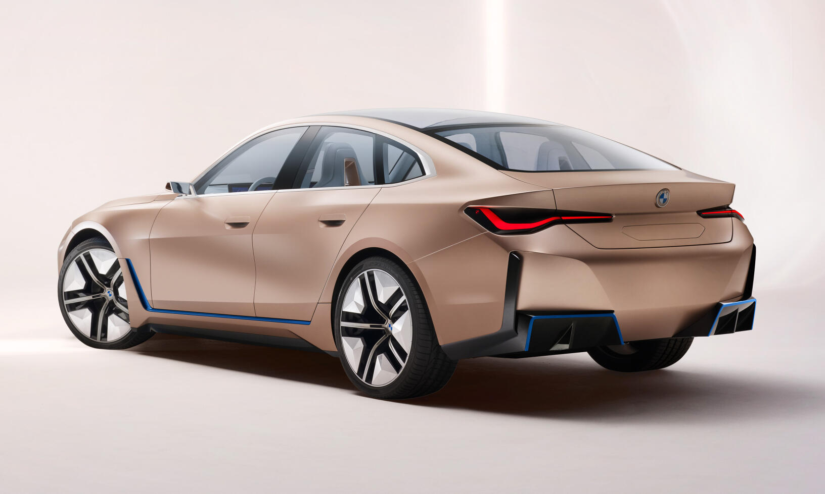 BMW I8-koncepten visas i ett studioscenariot. (AI text)