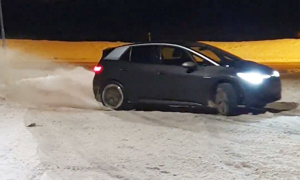 En bil kör på snö. (AI text)