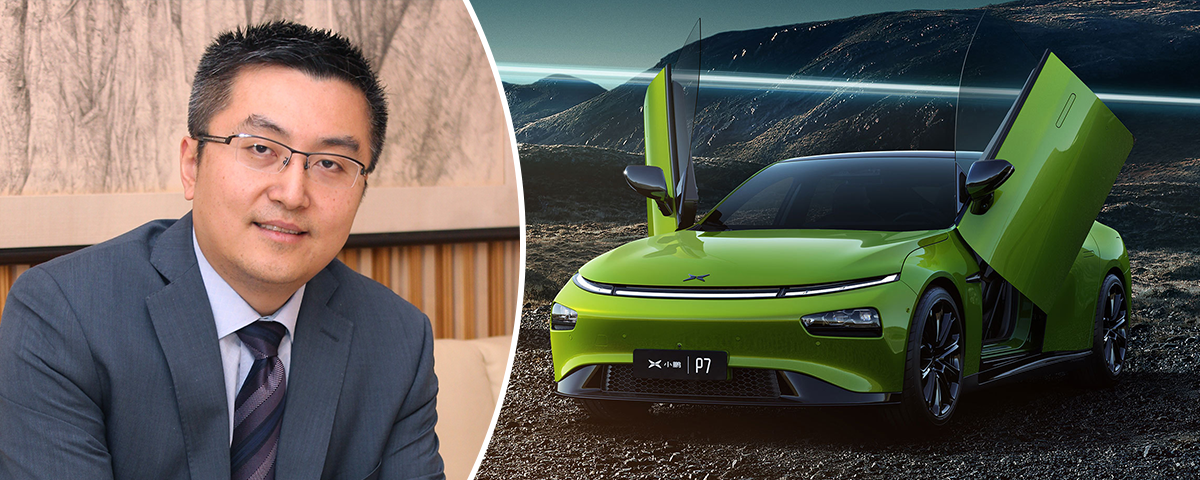 En man i kostym och slips sitter bredvid en grön bil. (AI text)