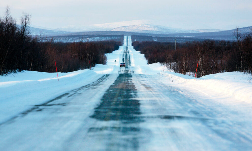 En väg i snön (AI text)