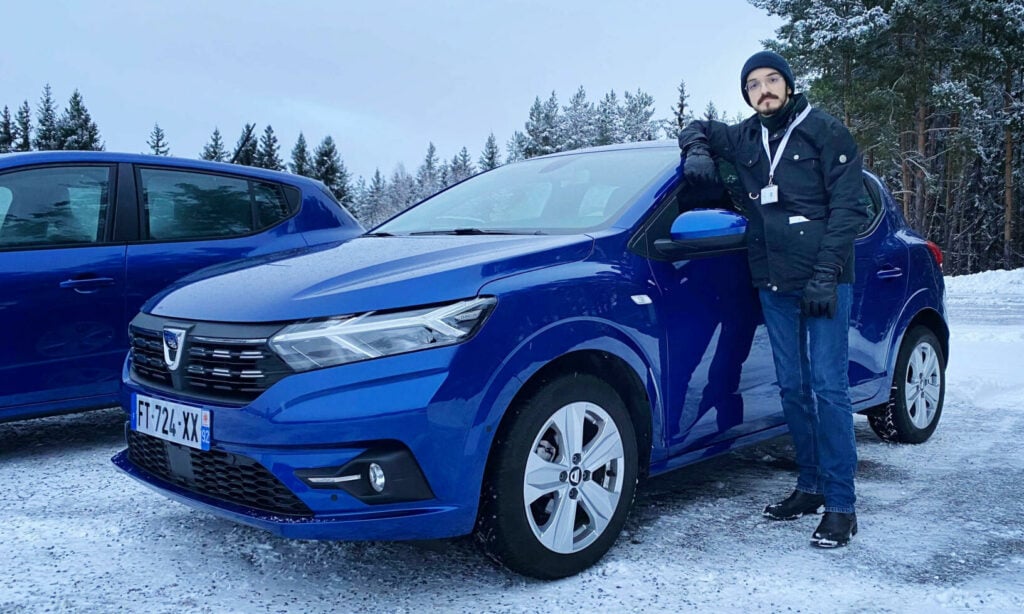 Reporter Wiggo Björck med nya Dacia Sandero.