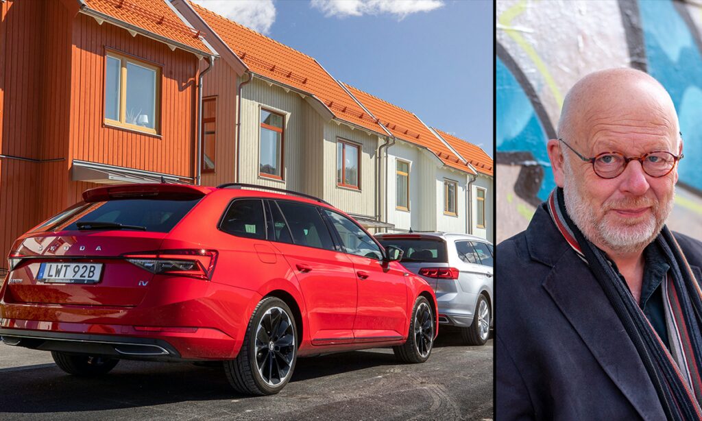 En man i kostym står bredvid en bil framför ett byggnad. (AI text)