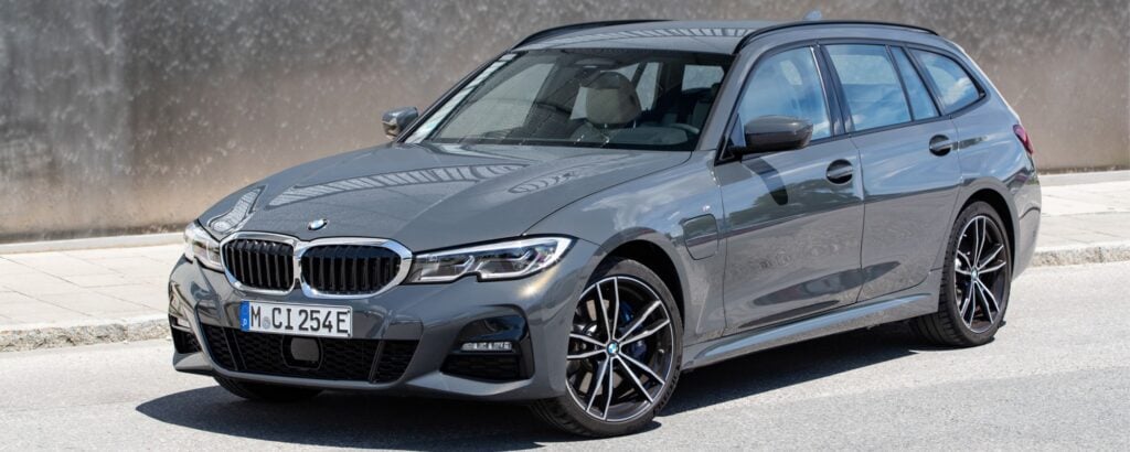 BMW 3-serien står parkerad på gatan. (AI text)