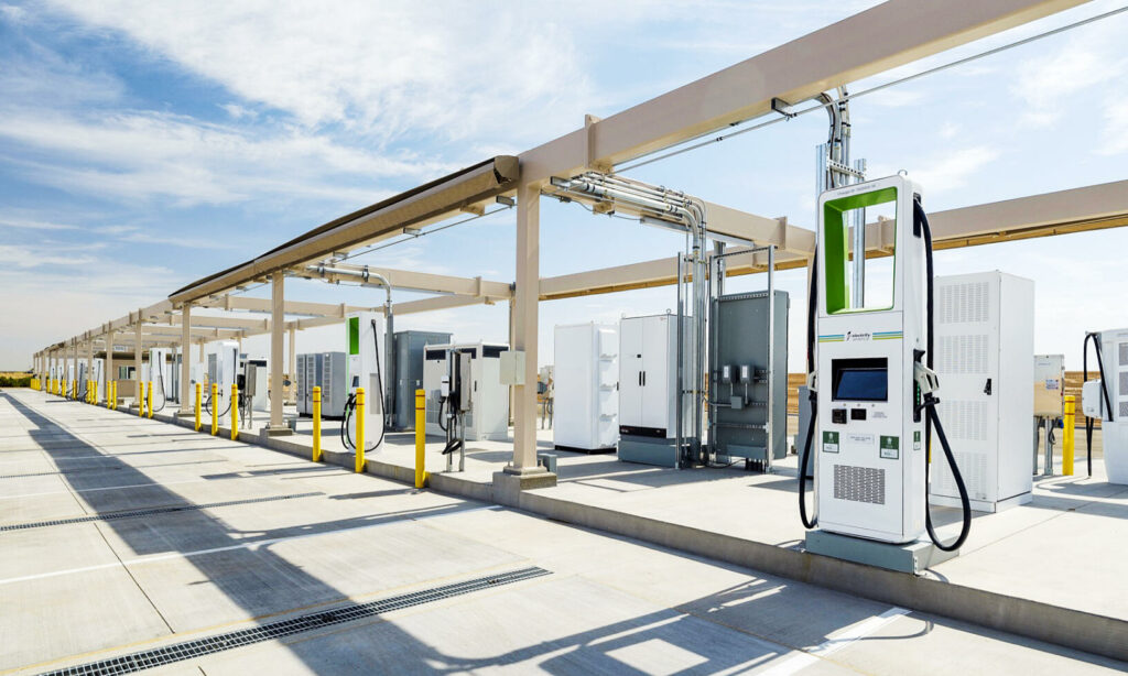 En bil laddar på en elbilschargstation. (AI text)