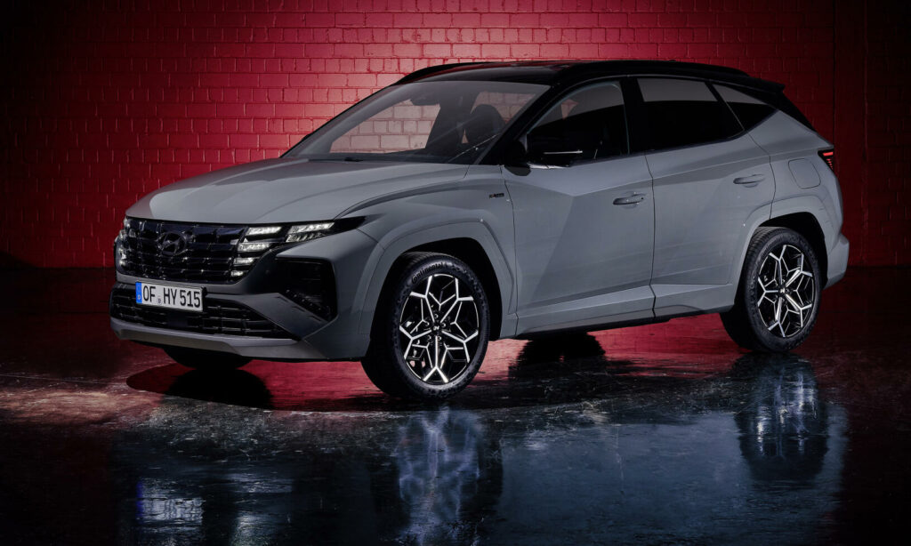 En grå SUV parkerad i en mörk rum. (AI text)