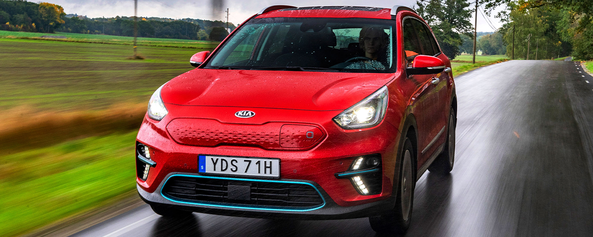 En röd Kia Nissan (AI text)