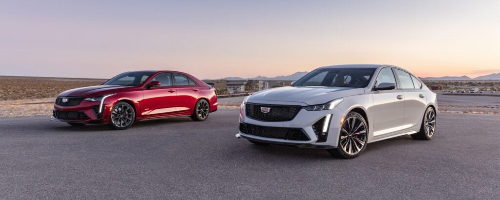 De är inte helt lätta att se skillnad på, men Cadillac CT5-V Blackwing (närmast) är lite större och längre än CT4-V Blackwing (borterst).