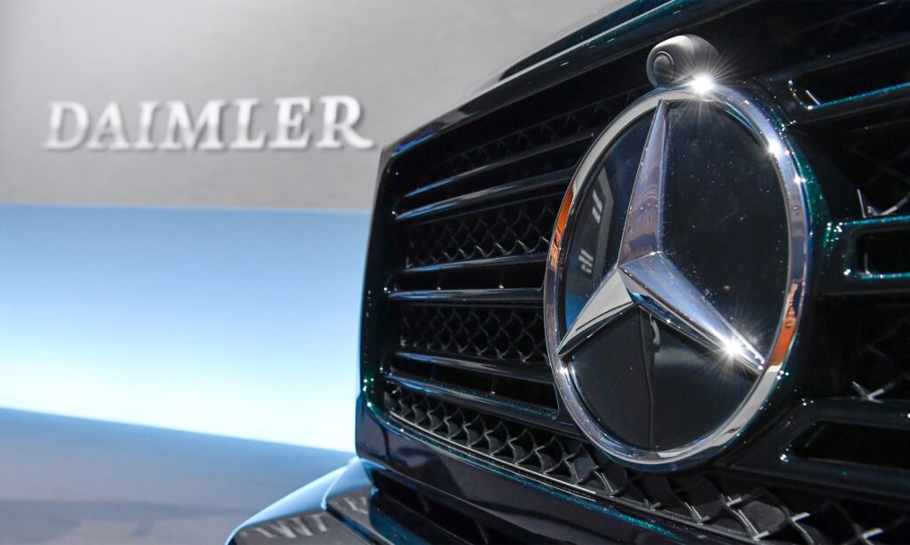 De flesta känner till bilmärket Mercedes-Benz, men inte företaget Daimler AG som tillverkar dem. Det problemet ska nu få en lösning.