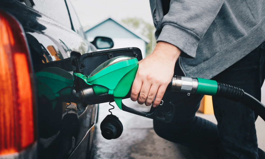 En man fyller på sin bil med bränsle. (AI text)