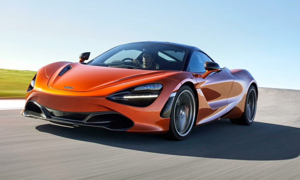 McLaren 720S är en supersportbil som är en hybriddrift. (AI text)