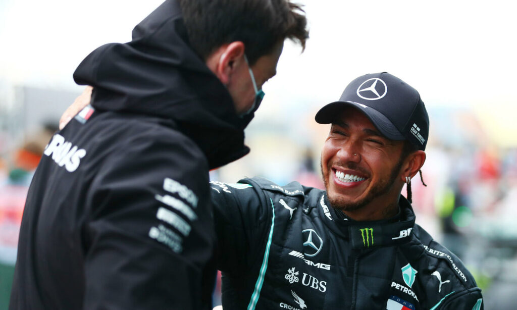 Teamchefen Toto Wolff (till vänster) har skrivit nytt kontrakt med F1-stjärnan Lewis Hamilton (till höger). Foto: Dan Istitene/Getty Images