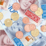 en höppling pengar på ett bankbord (AI text)