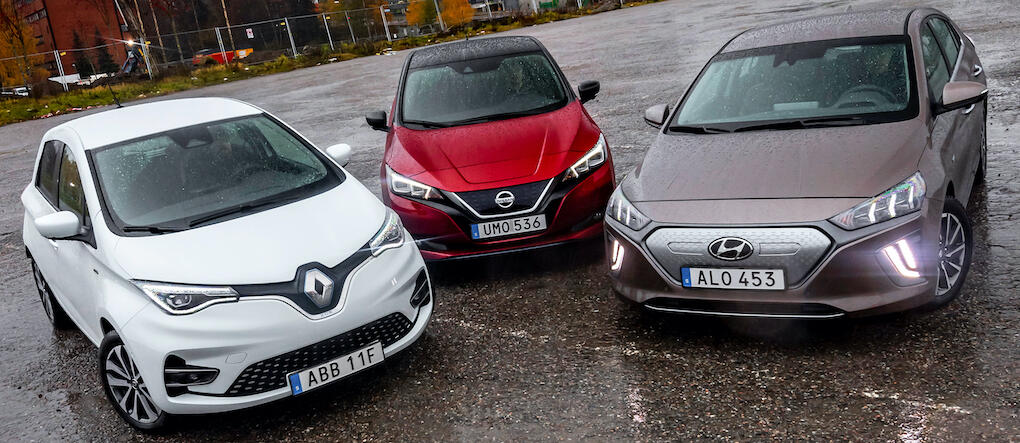 En grupp bilar parkerade i en garageplats (AI text)