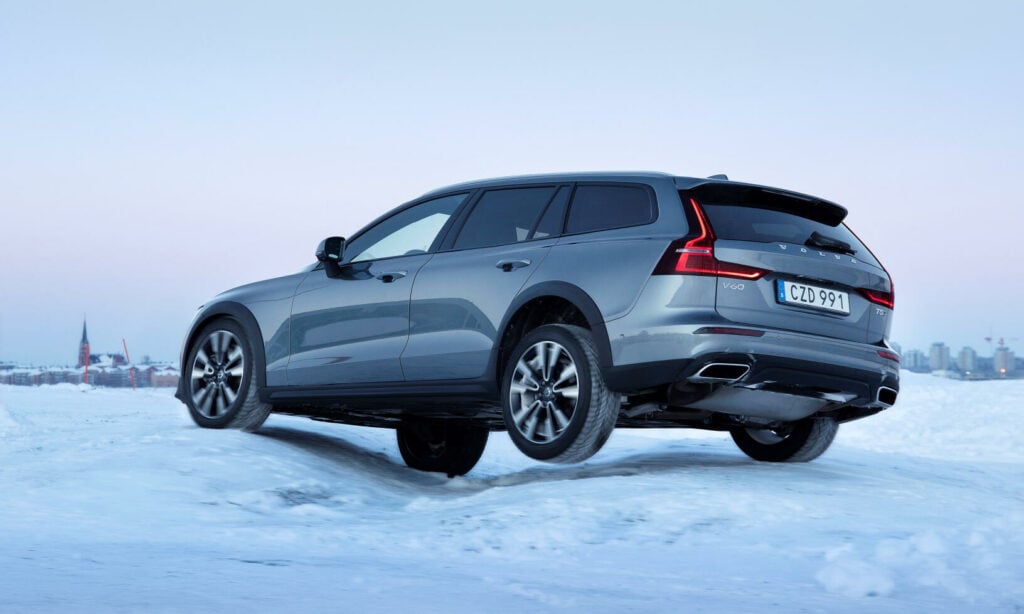Volvo V60 Cross Country kör på snön. (AI text)