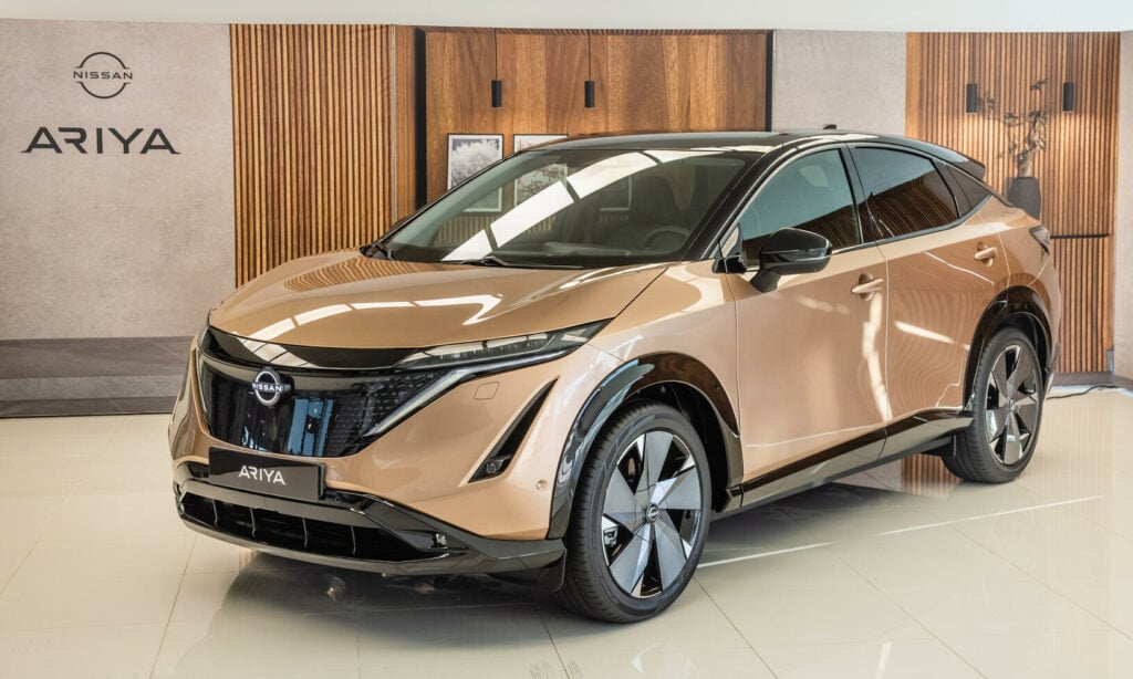 En Nissan C-R SUV i en utställningslokal. (AI text)