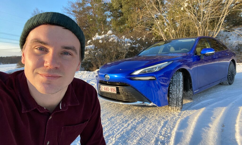 En man tar en självfoto med sin bil i snön. (AI text)