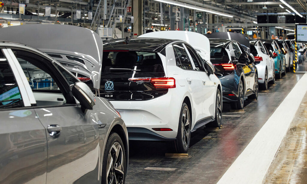 En bilmontagebana på en fabrik (AI text)